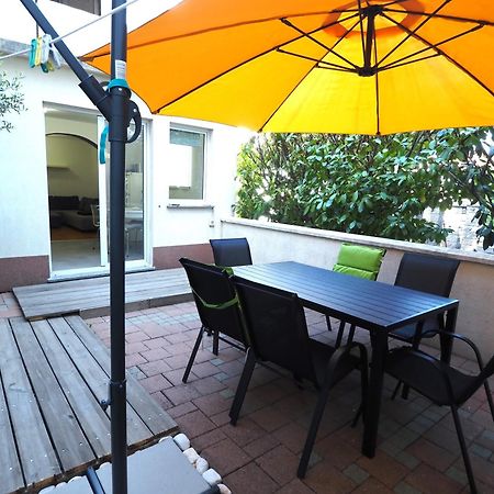 Apartment With Garden In Barbariga Exteriör bild