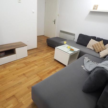 Apartment With Garden In Barbariga Exteriör bild
